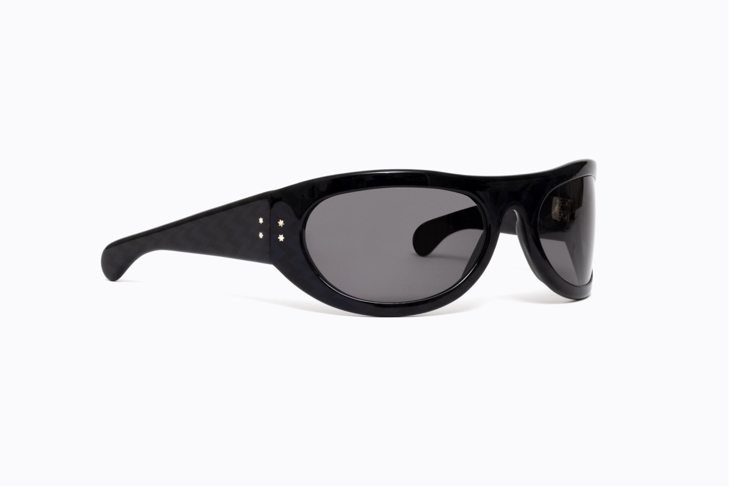 This is the side-view of Gainsbourg's iconic mask-like black acetate frame by Fidela: the Marly-Sport. It has very short temples and double rivets both on the front and on the temple.